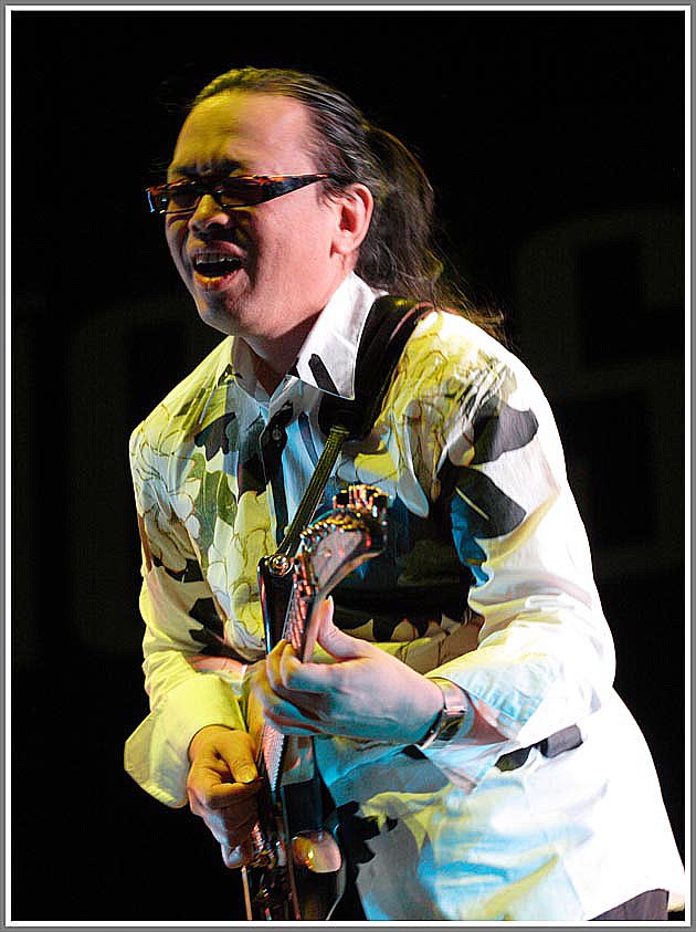 Nguyên Lê 08/07/2006 in Riga © by Dainis Bushmanis