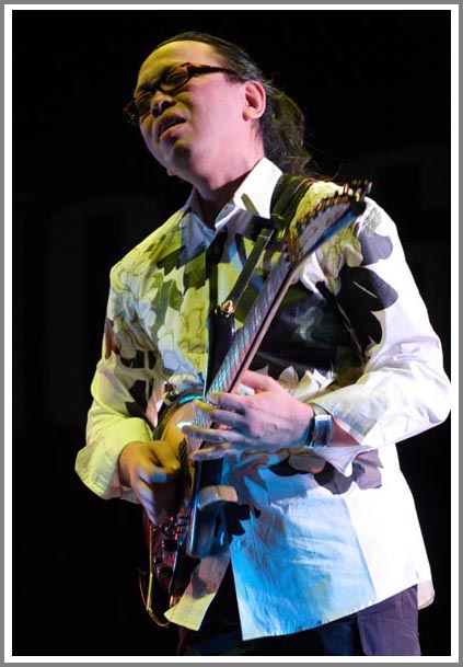 Nguyên Lê 08/07/2006 in Riga © by Dainis Bushmanis