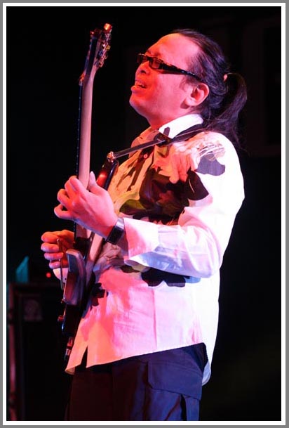 Nguyên Lê 08/07/2006 in Riga © by Dainis Bushmanis